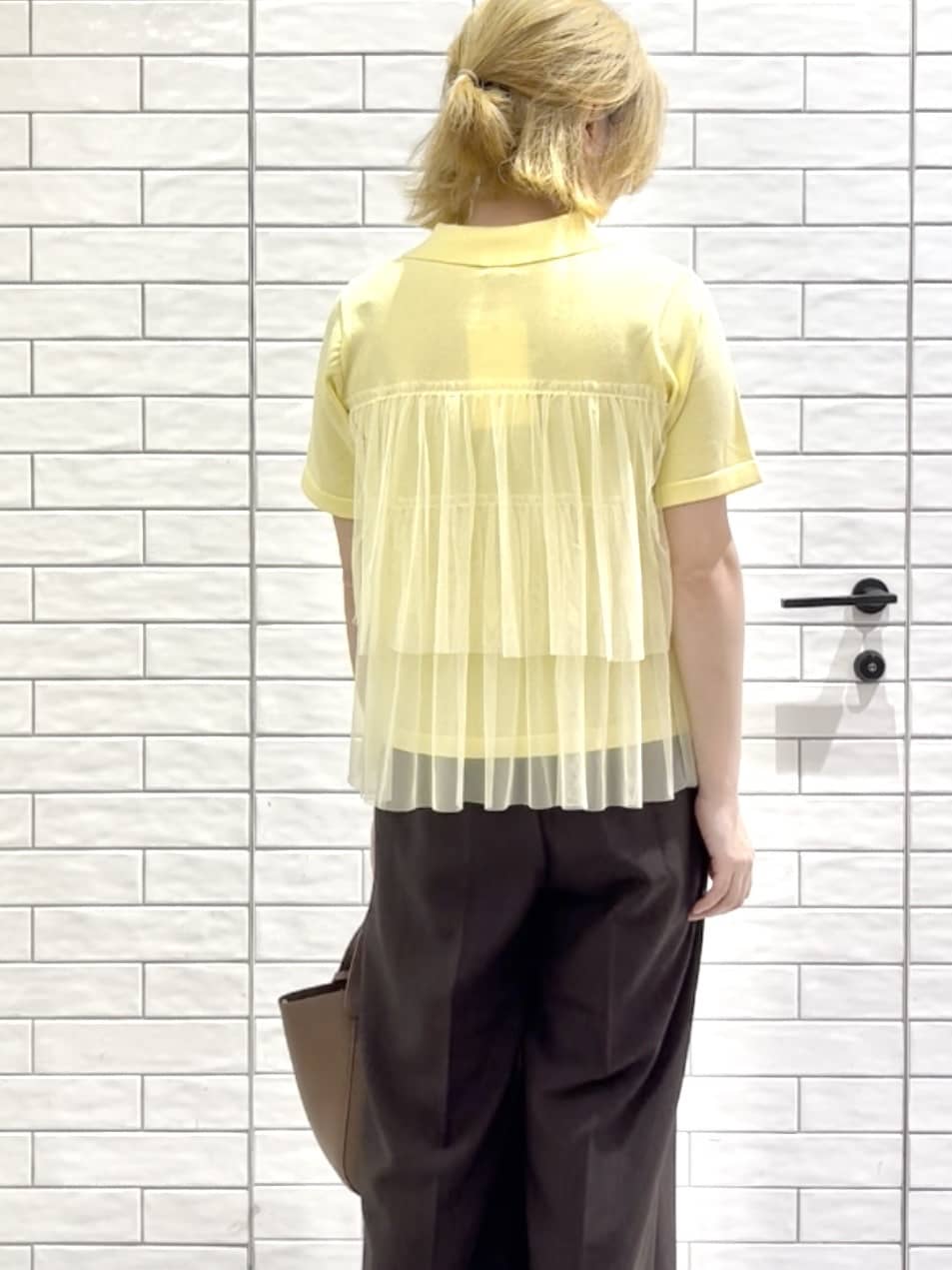 しおりさんの「OPAQUE.CLIP｜ウエストサテン使いイージーワイドパンツ【洗濯機洗い可】」を使ったコーディネート