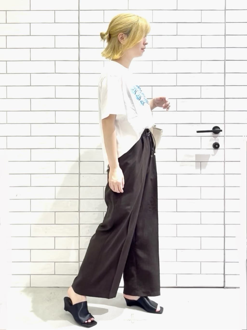 しおりさんの「OPAQUE.CLIP｜ウエストサテン使いイージーワイドパンツ【洗濯機洗い可】」を使ったコーディネート