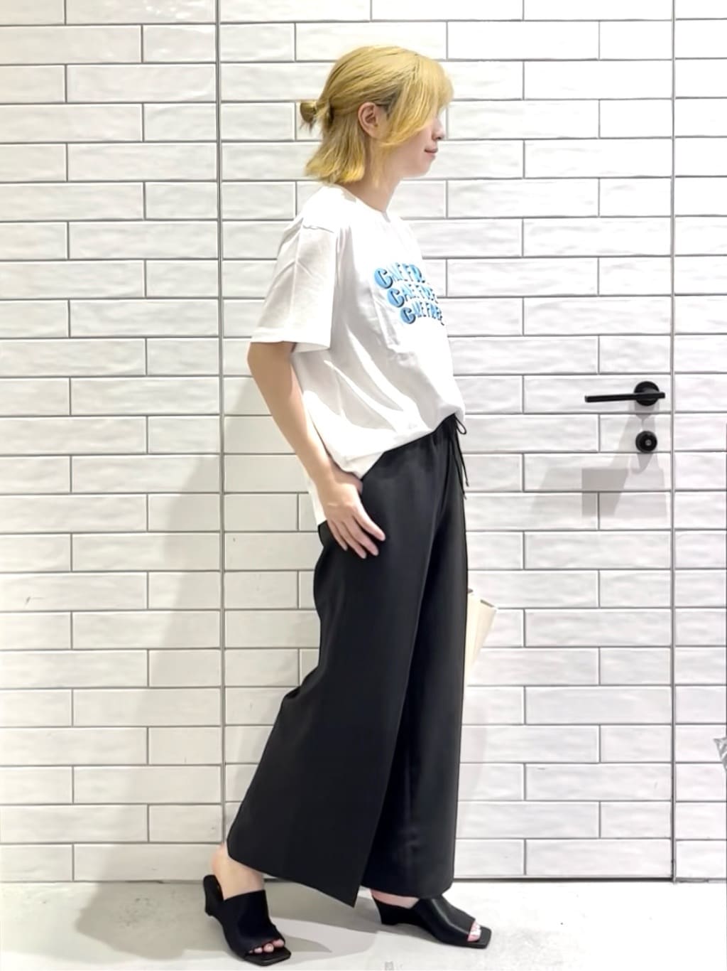 しおりさんの「OPAQUE.CLIP｜ウエストサテン使いイージーワイドパンツ【洗濯機洗い可】」を使ったコーディネート