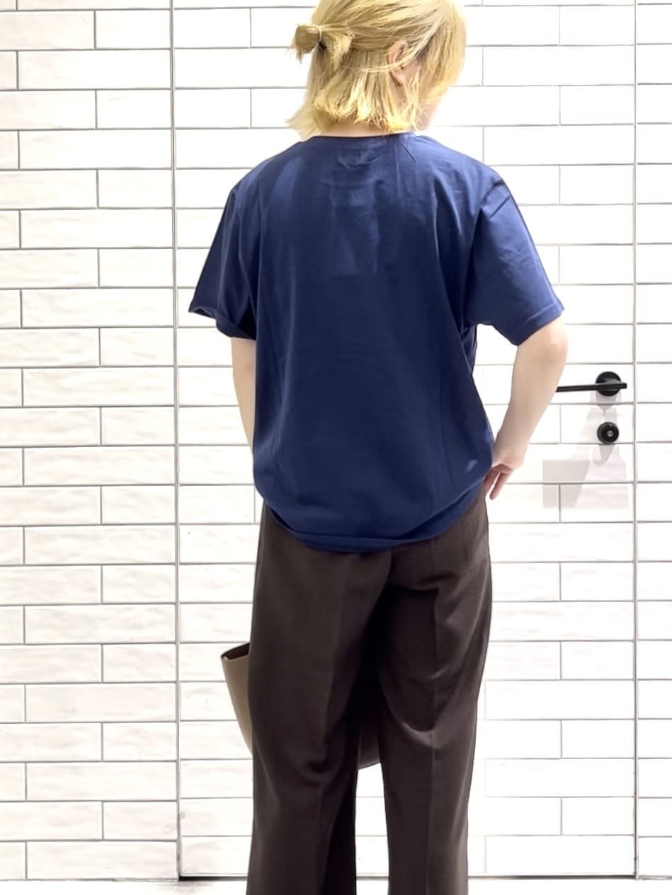しおりさんの「OPAQUE.CLIP｜ウエストサテン使いイージーワイドパンツ【洗濯機洗い可】」を使ったコーディネート