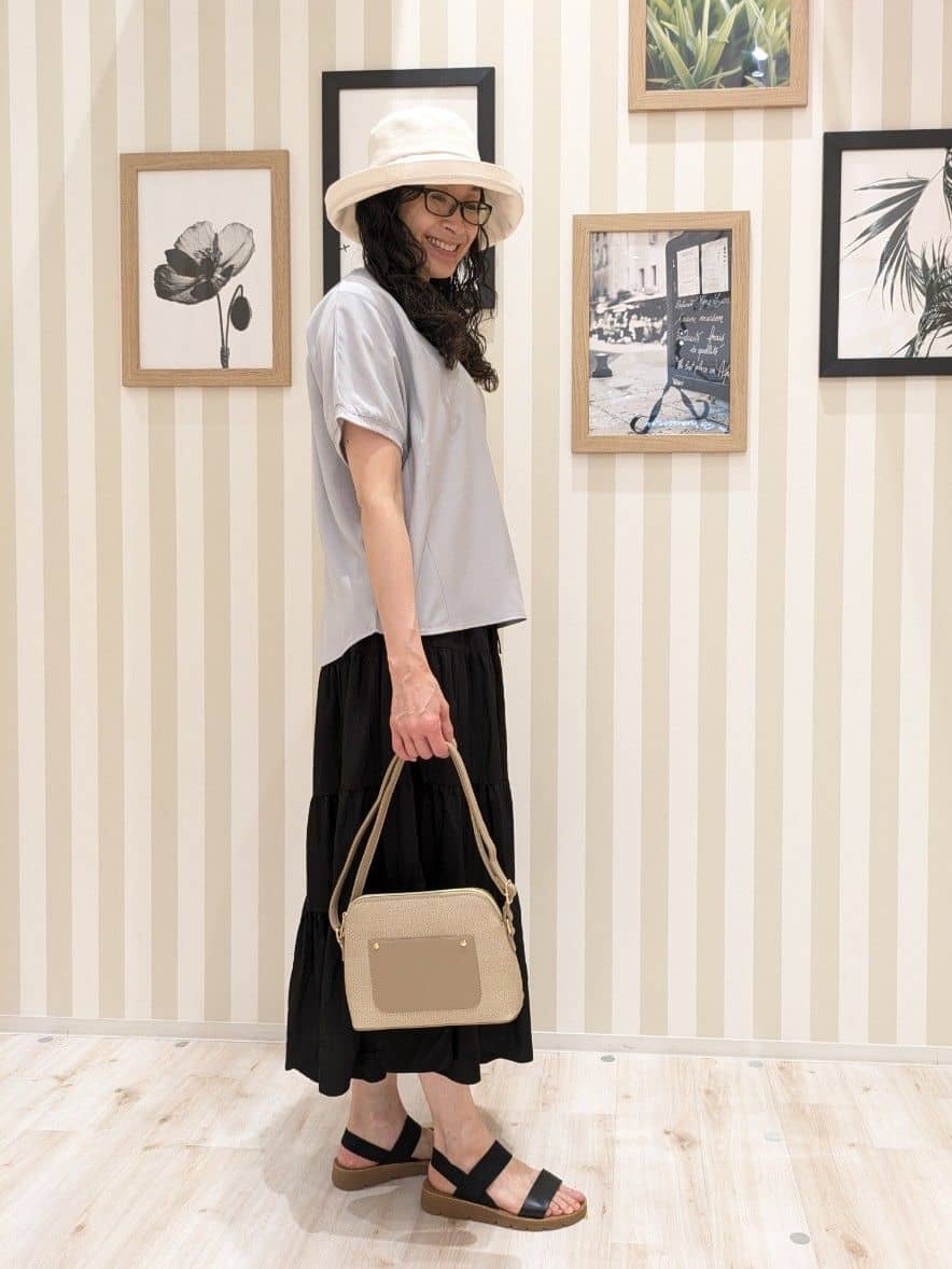 Mikiさんの「SHOO･LA･RUE｜【ひんやり/洗濯後しわになりにくい】リブ切り替えドルマンブラウス」を使ったコーディネート