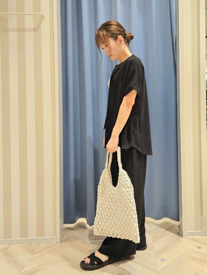 Ikumiさんの「SHOO･LA･RUE｜【洗える/プチプラ】大人の抜け感をプラスする バンドカラーシャツ」を使ったコーディネート