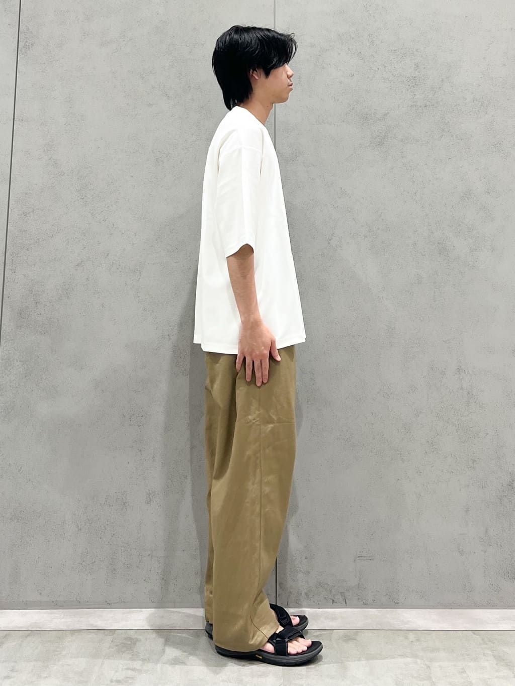 SHI-MAさんの「THE SHOP TK｜ツイルチノワイドパンツ」を使ったコーディネート