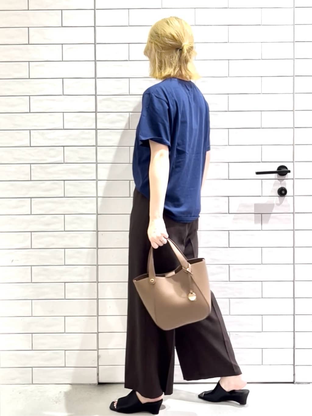 しおりさんの「OPAQUE.CLIP｜ウエストサテン使いイージーワイドパンツ【洗濯機洗い可】」を使ったコーディネート