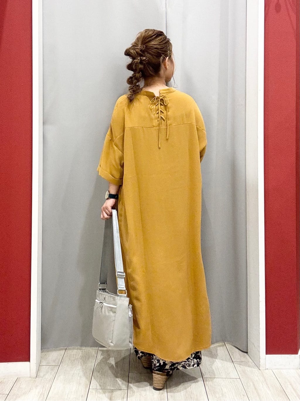 shioさんの「SHOO･LA･RUE｜【S-LL/洗濯後しわになりにくい/体型カバー】後ろ姿もサマになる バックレースアップチュニック」を使ったコーディネート