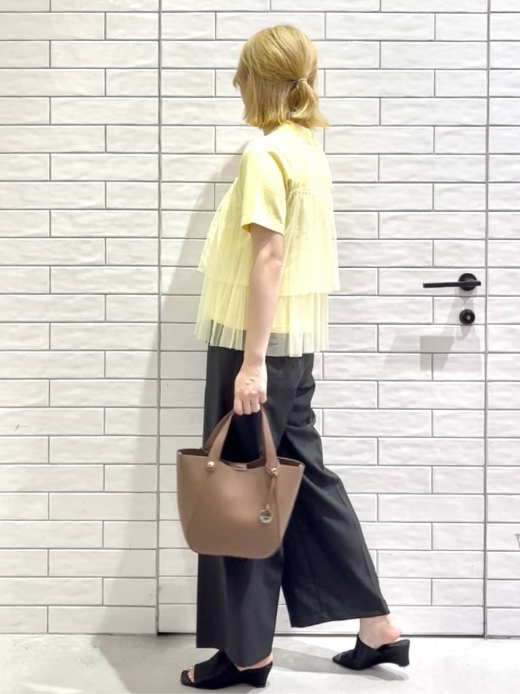 しおりさんの「OPAQUE.CLIP｜ウエストサテン使いイージーワイドパンツ【洗濯機洗い可】」を使ったコーディネート