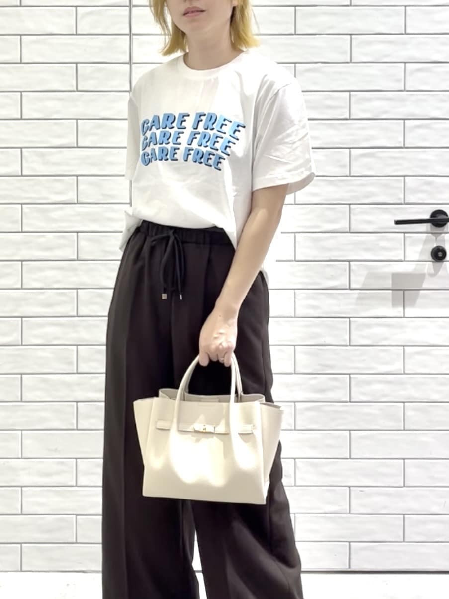 しおりさんの「OPAQUE.CLIP｜ウエストサテン使いイージーワイドパンツ【洗濯機洗い可】」を使ったコーディネート