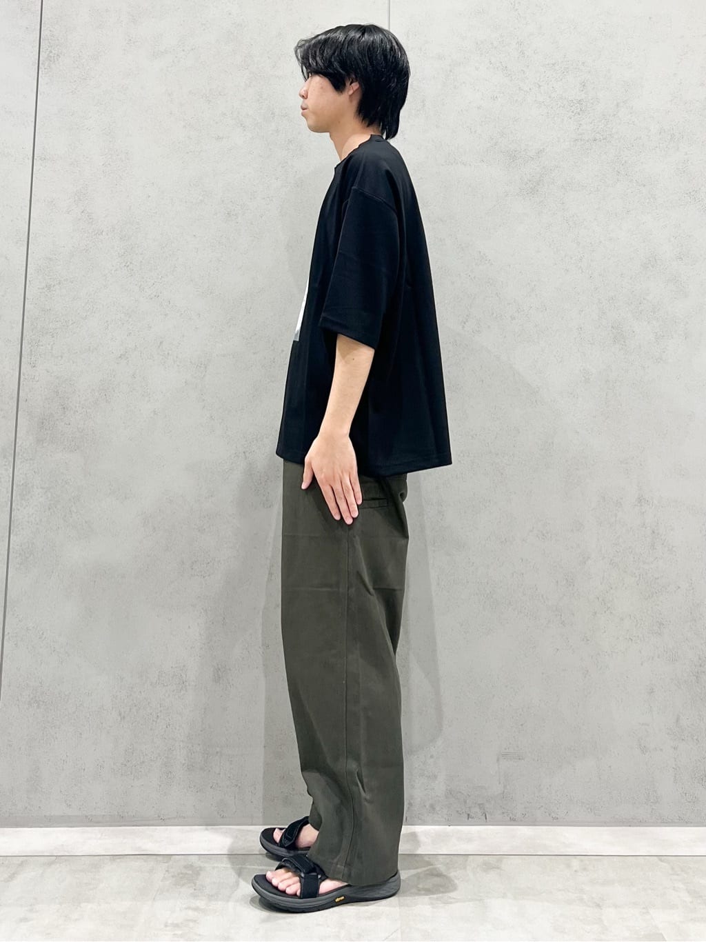 SHI-MAさんの「THE SHOP TK｜ツイルチノワイドパンツ」を使ったコーディネート