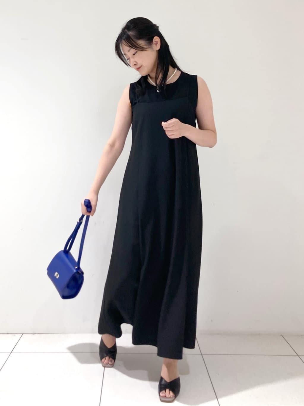 momokoさんの「INDIVI｜【UVケア】エアリージョーゼット キャミワンピース」を使ったコーディネート