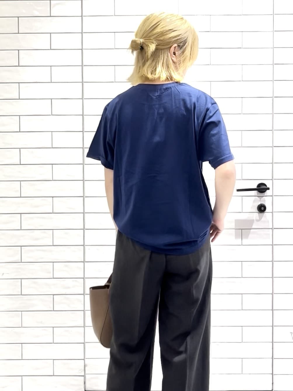 しおりさんの「OPAQUE.CLIP｜ウエストサテン使いイージーワイドパンツ【洗濯機洗い可】」を使ったコーディネート
