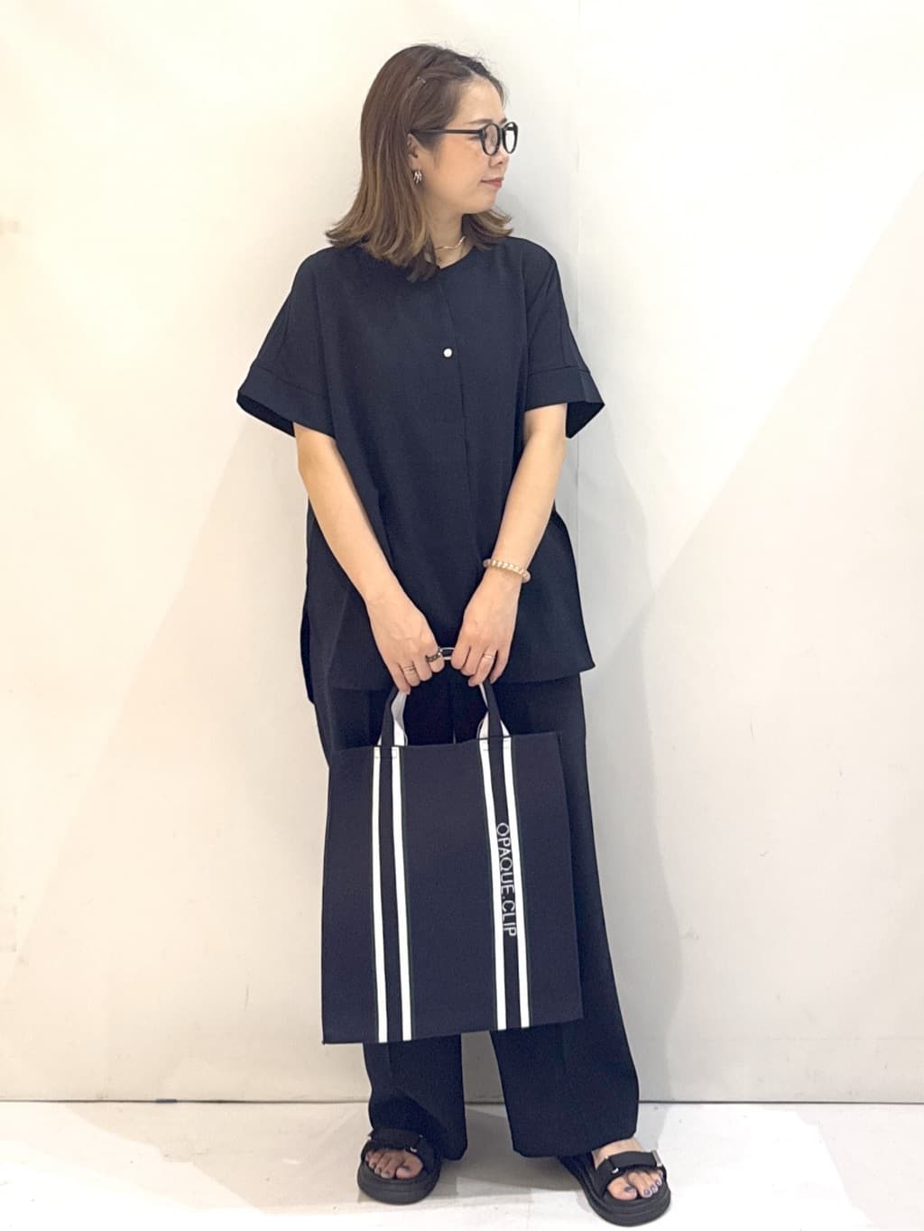 やすさんの「OPAQUE.CLIP｜《5色展開／SS-LLサイズ》スキッパー金ボタンブラウス／セットアップ対応【防シワ／ストレッチ／洗濯」を使ったコーディネート