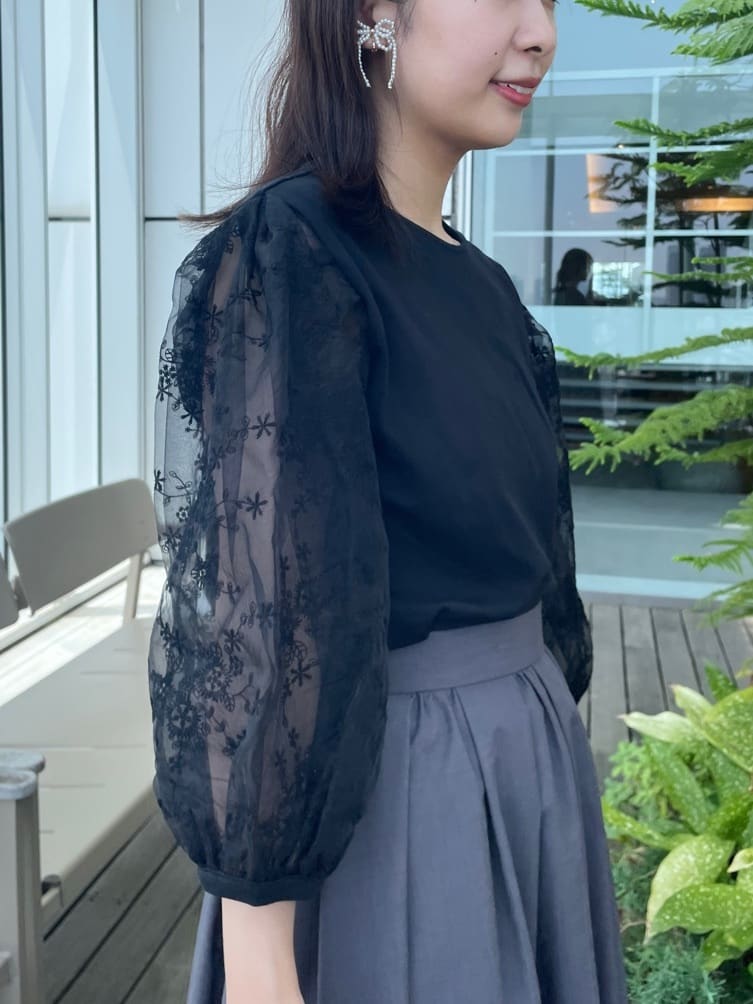 abeさんの「Couture brooch｜【接触冷感・UVカット・マシンウォッシャブル】袖レースドッキングカットソー」を使ったコーディネート
