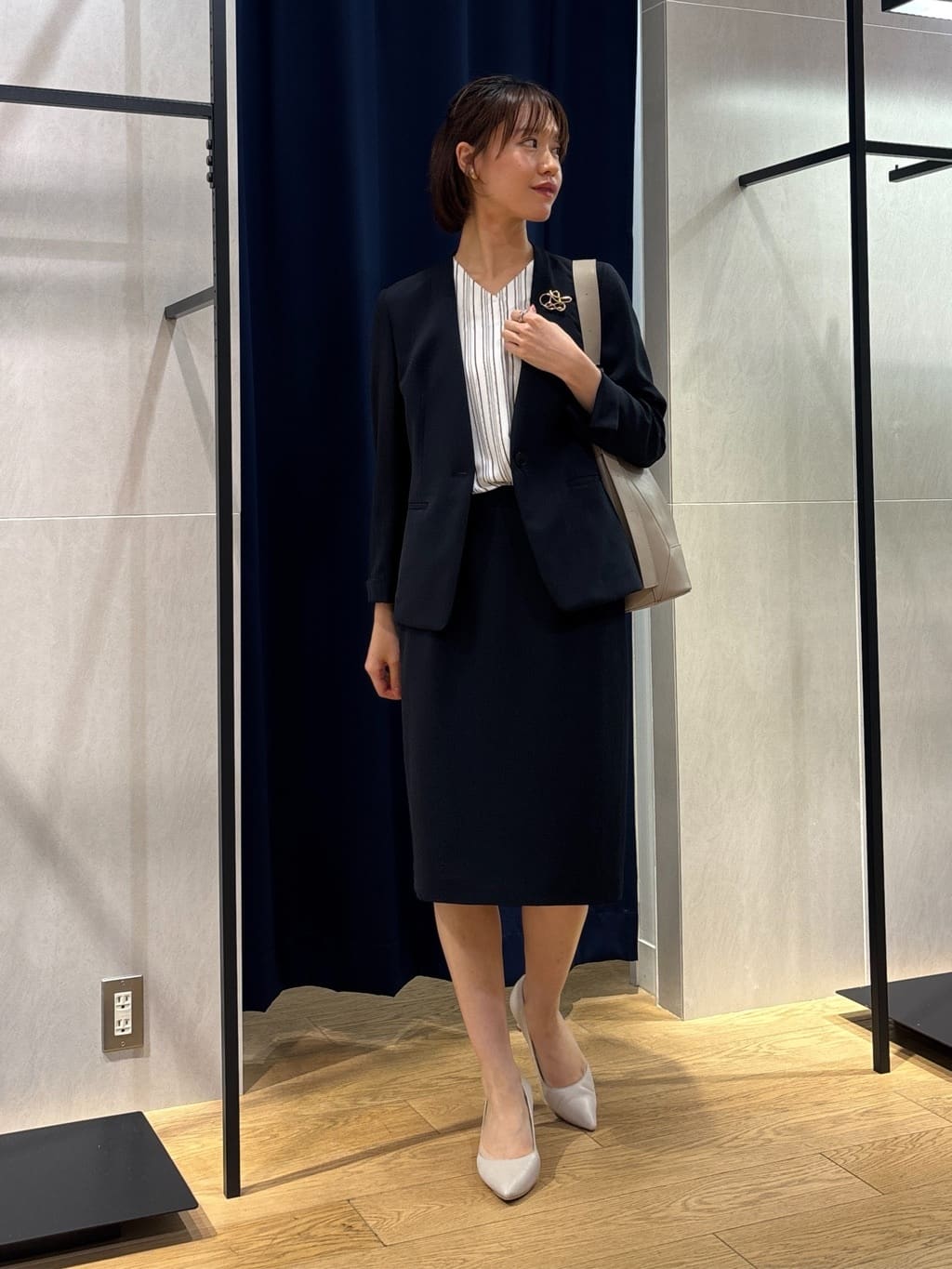kanaeさんの「INDIVI｜【洗える／通勤】無地＆マルチストライプ柄Vネックブラウス」を使ったコーディネート