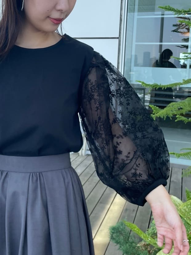 abeさんの「Couture brooch｜【接触冷感・UVカット・マシンウォッシャブル】袖レースドッキングカットソー」を使ったコーディネート