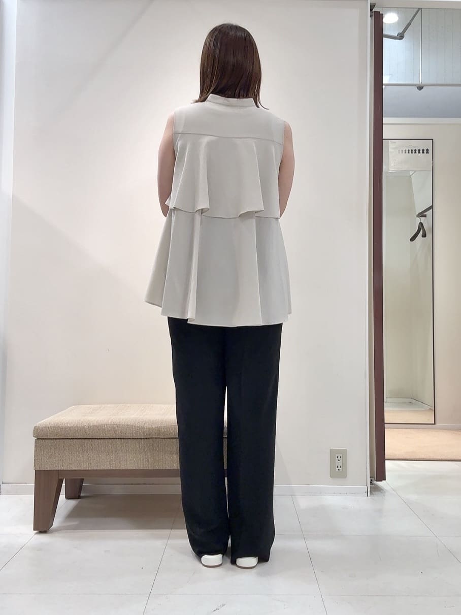 YUIさんの「UNTITLED｜【接触冷感/吸水速乾】フレアバックシャンブラウス」を使ったコーディネート