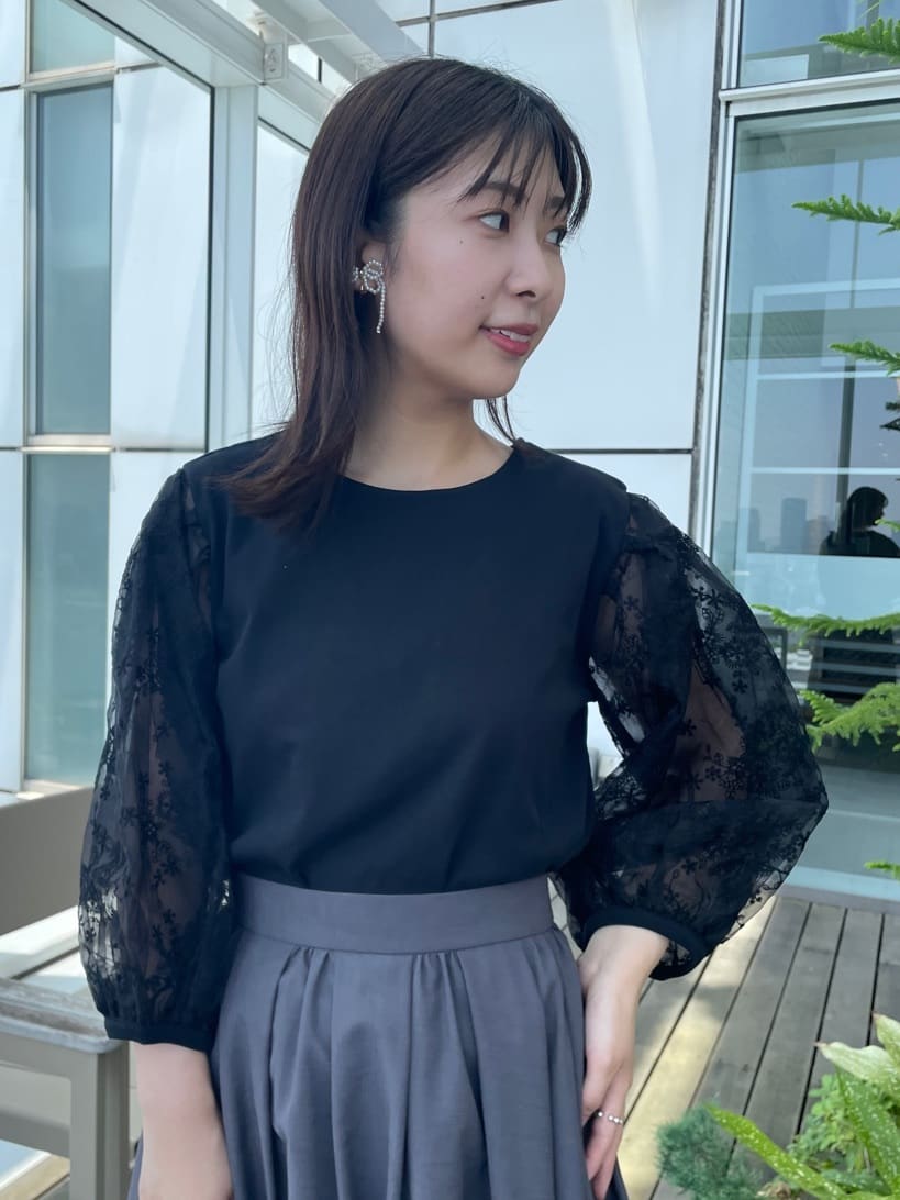 abeさんの「Couture brooch｜【接触冷感・UVカット・マシンウォッシャブル】袖レースドッキングカットソー」を使ったコーディネート