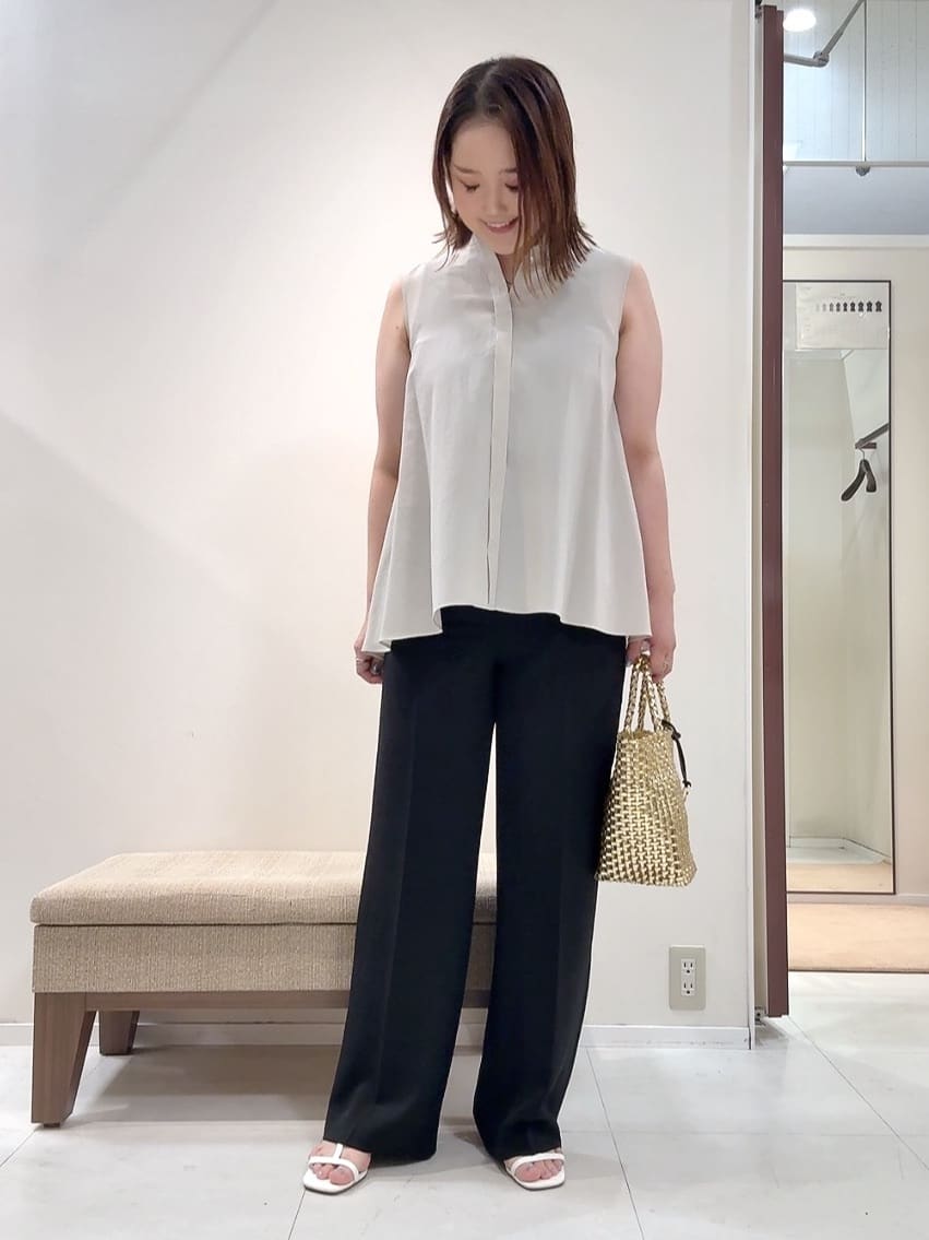 YUIさんの「UNTITLED｜【接触冷感/吸水速乾】フレアバックシャンブラウス」を使ったコーディネート