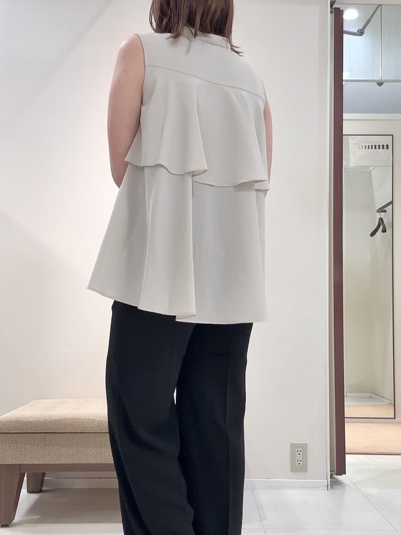 YUIさんの「UNTITLED｜【接触冷感/吸水速乾】フレアバックシャンブラウス」を使ったコーディネート