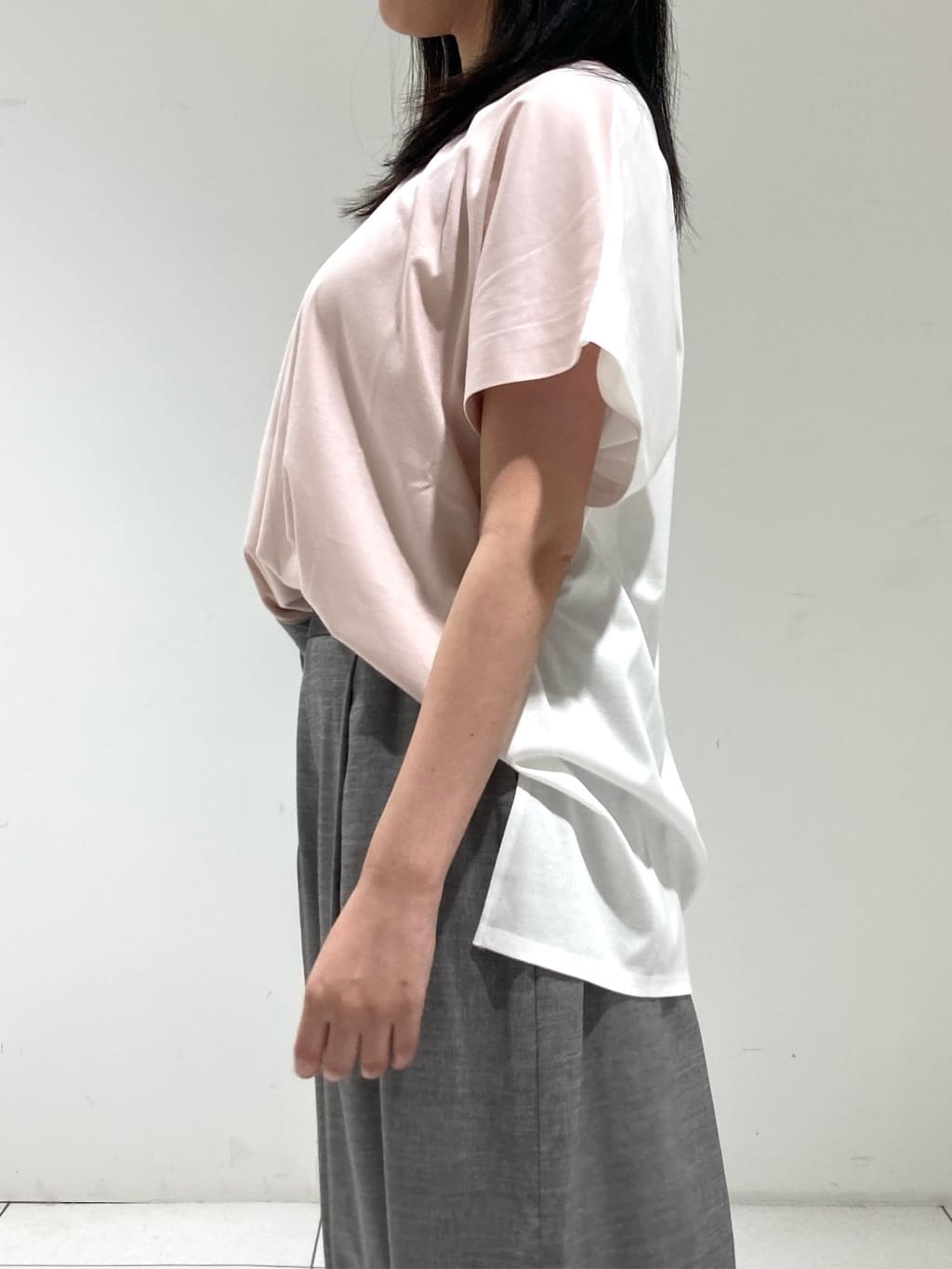momokoさんの「INDIVI｜【洗える／汗ジミ防止】バイカラー＆アシメヘム Tシャツ」を使ったコーディネート