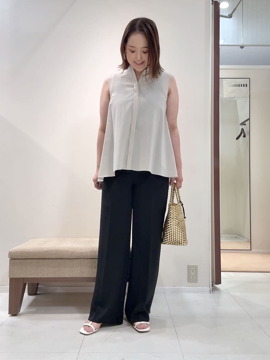 YUIさんの「UNTITLED｜【接触冷感/吸水速乾】フレアバックシャンブラウス」を使ったコーディネート