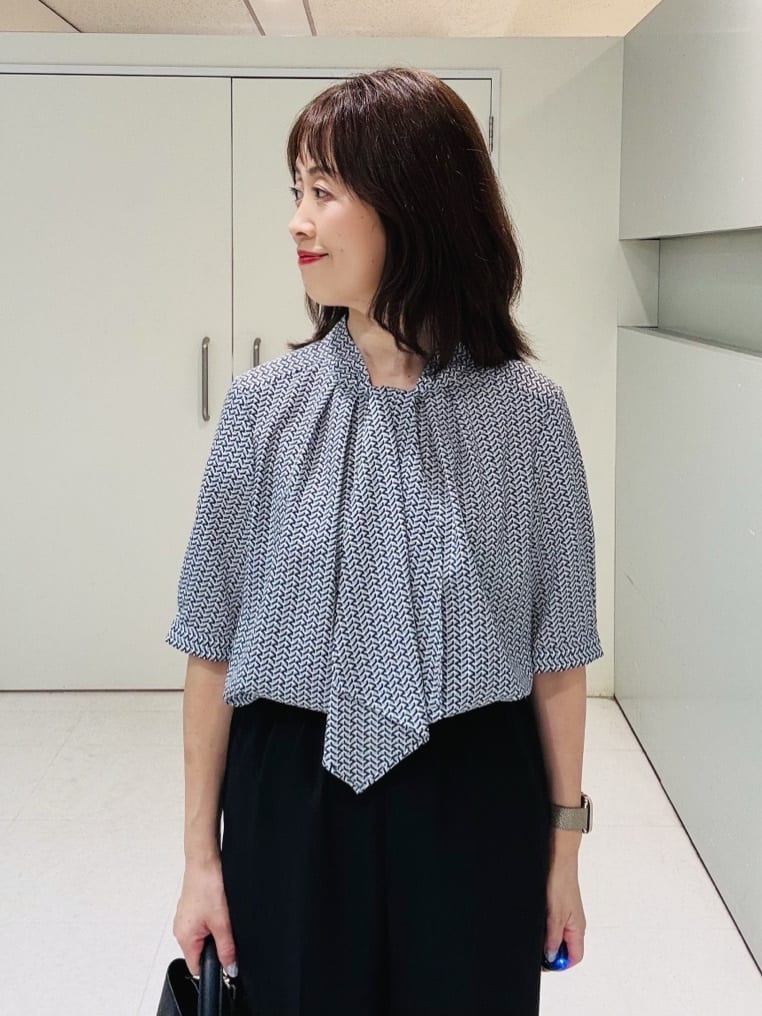 makiさんの「UNTITLED｜【通勤/オフィス】ジオメ柄ボウタイブラウス」を使ったコーディネート