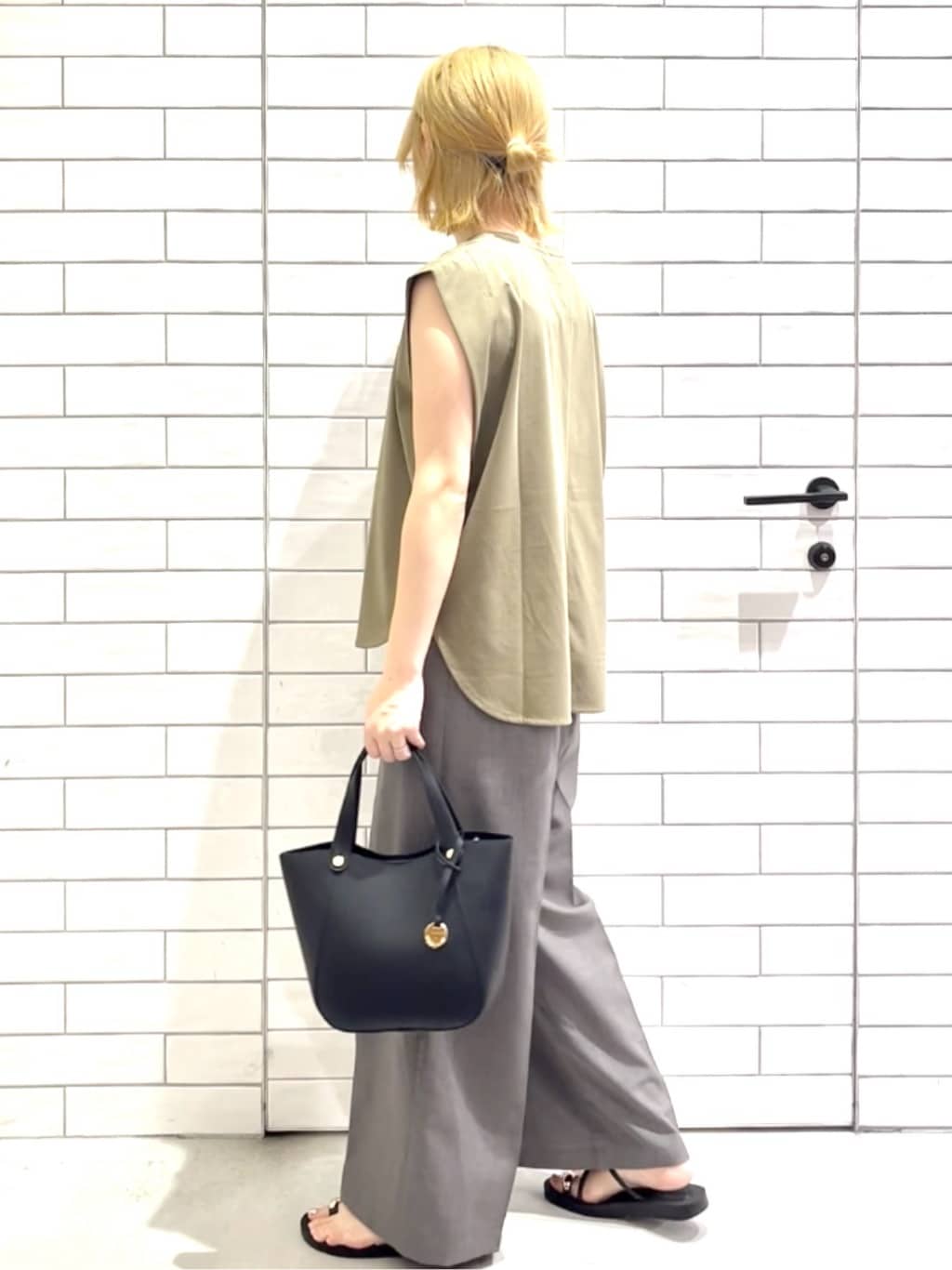 しおりさんの「OPAQUE.CLIP｜ボクシーノースリーブカットソー【洗濯機洗い可】」を使ったコーディネート