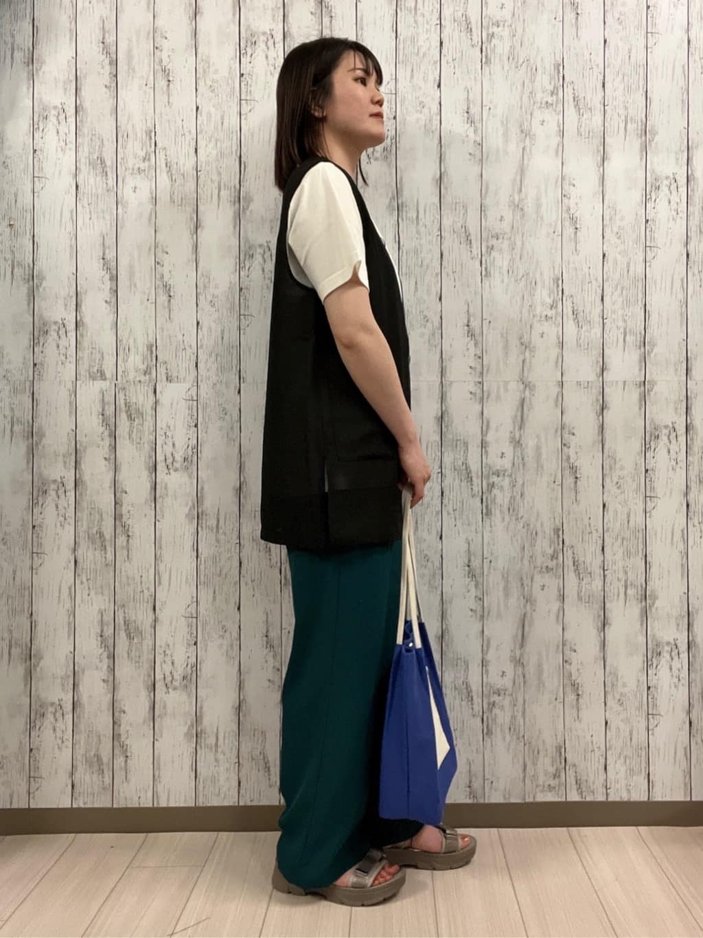 シカさんの「SHOO･LA･RUE｜【S-LL】夏のレイヤードコーデに さらりと着られるメッシュジレ」を使ったコーディネート