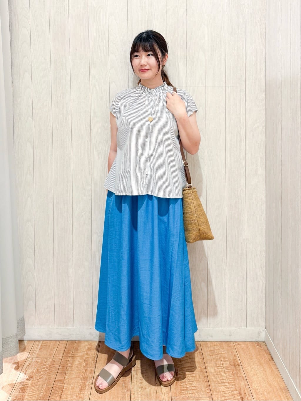 愛さんの「SHOO･LA･RUE｜【洗える/S-LL】プチフリル襟が女性らしい フレンチスリーブシャツ」を使ったコーディネート