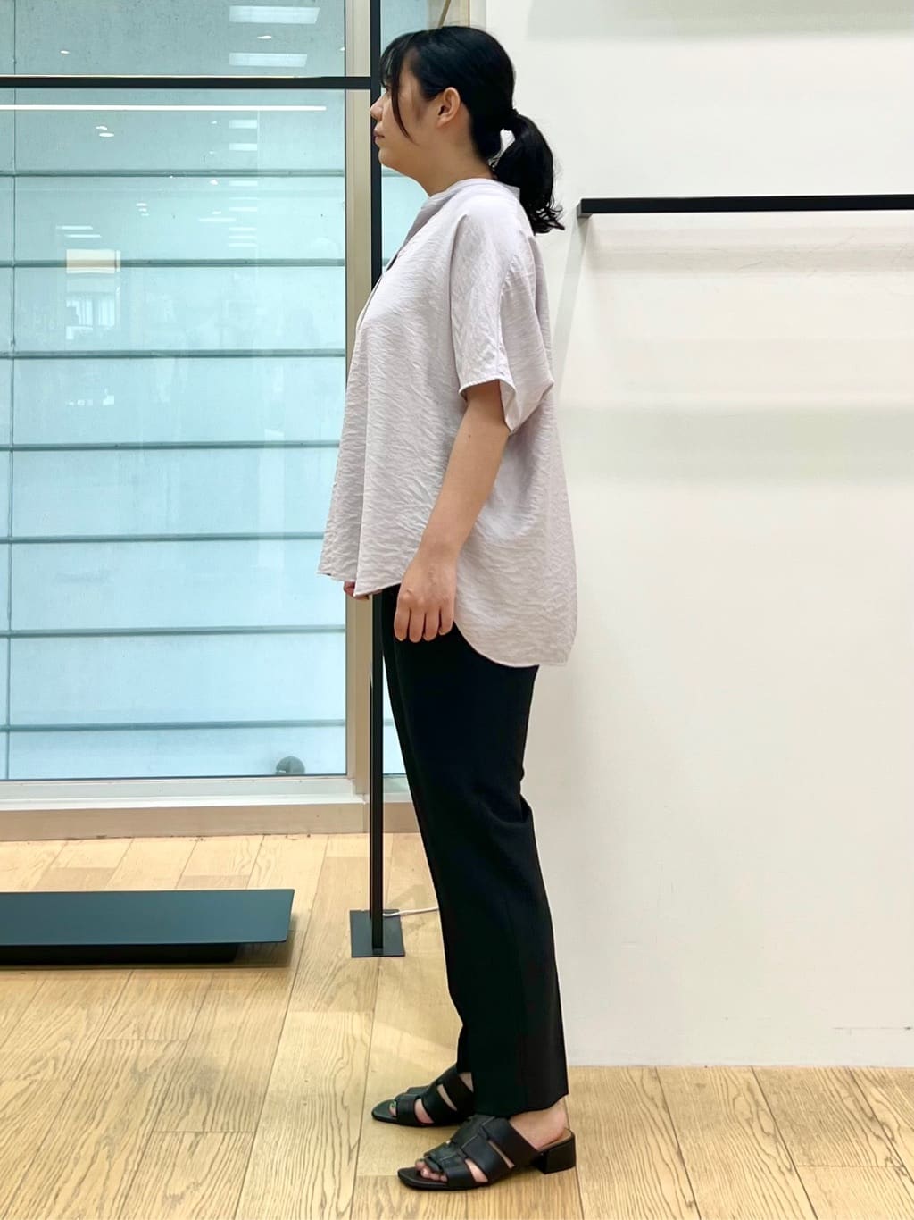 shimaさんの「INDIVI｜【定番スーツ／UVケア／洗える】ウール調タックテーパードパンツ」を使ったコーディネート