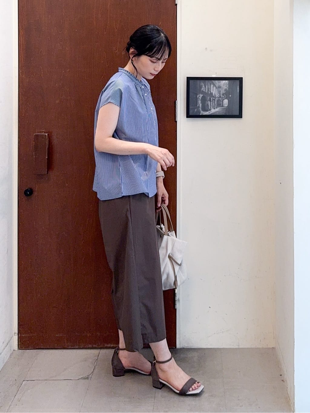𝐇𝐢𝐫𝐨𝐦𝐢さんの「SHOO･LA･RUE｜【洗える/S-LL】プチフリル襟が女性らしい フレンチスリーブシャツ」を使ったコーディネート
