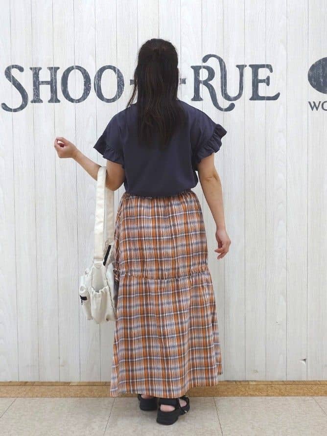 とろろさんの「SHOO･LA･RUE｜【S-LL/汗ジミ軽減/ひんやり/UVカット】フリルTシャツ」を使ったコーディネート