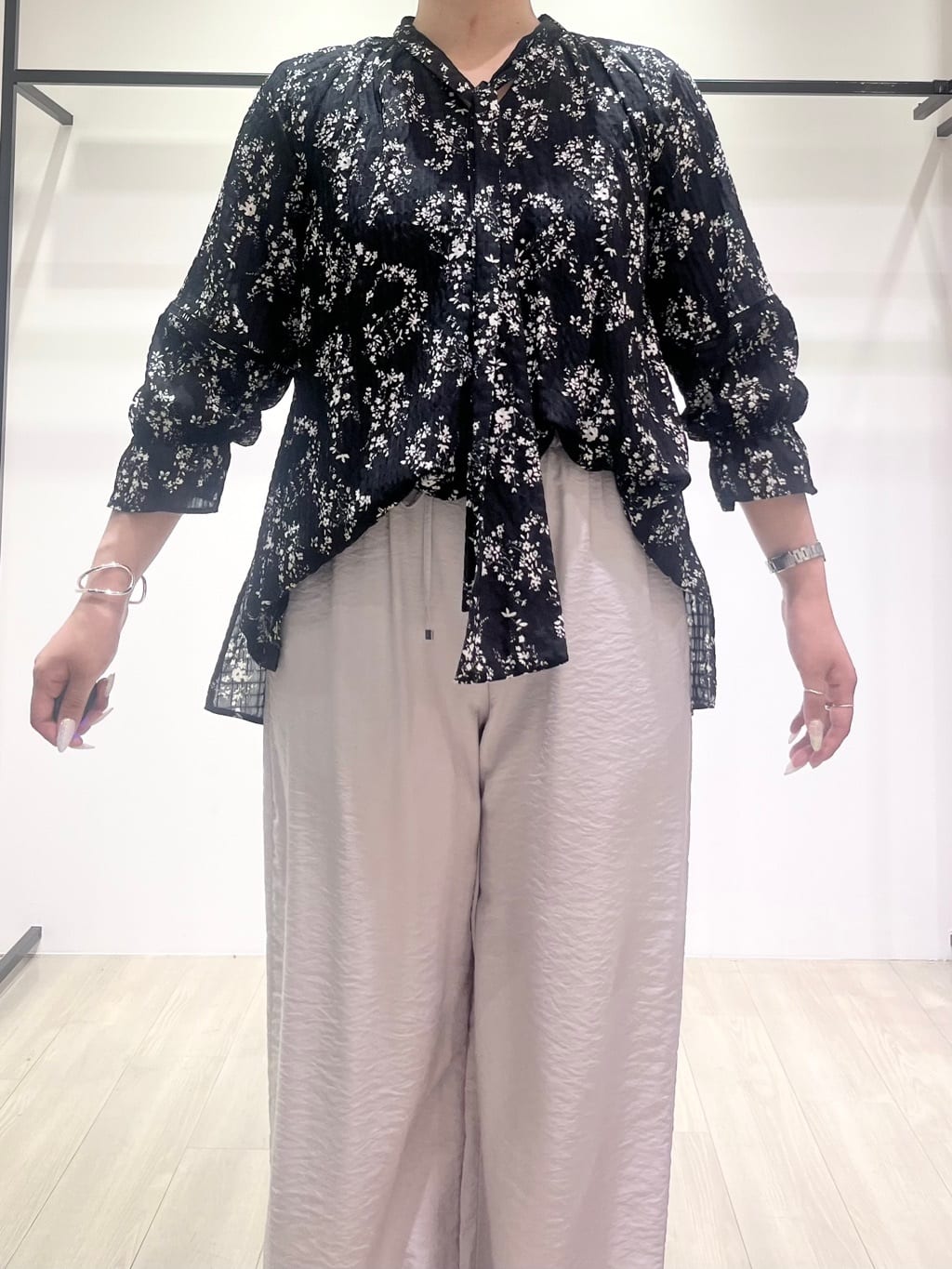 hasuさんの「INDIVI｜【モノトーン小花柄／シャーリング素材】ボリューム袖エアリーブラウス」を使ったコーディネート
