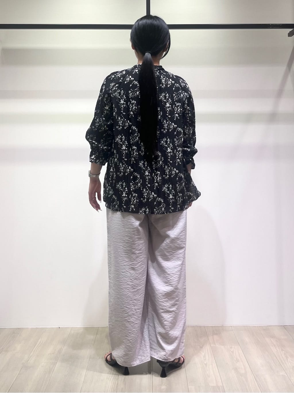 hasuさんの「INDIVI｜【モノトーン小花柄／シャーリング素材】ボリューム袖エアリーブラウス」を使ったコーディネート