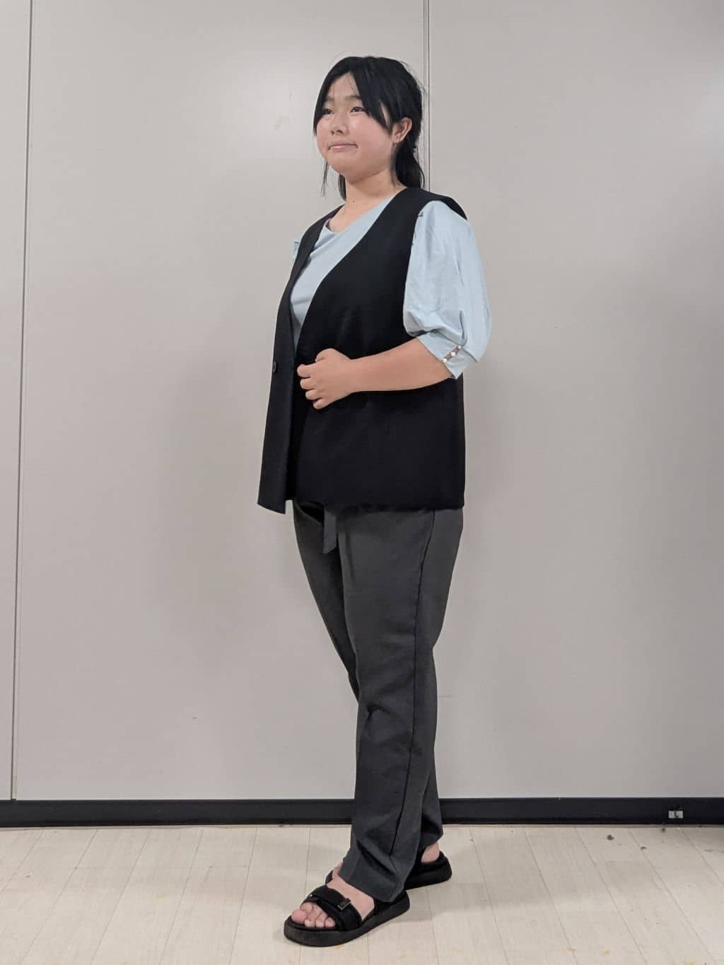 Nonさんの「index｜《5色展開》Vネックタックパフスリーブトップス【洗濯機洗い可／UVケア／接触冷感】」を使ったコーディネート