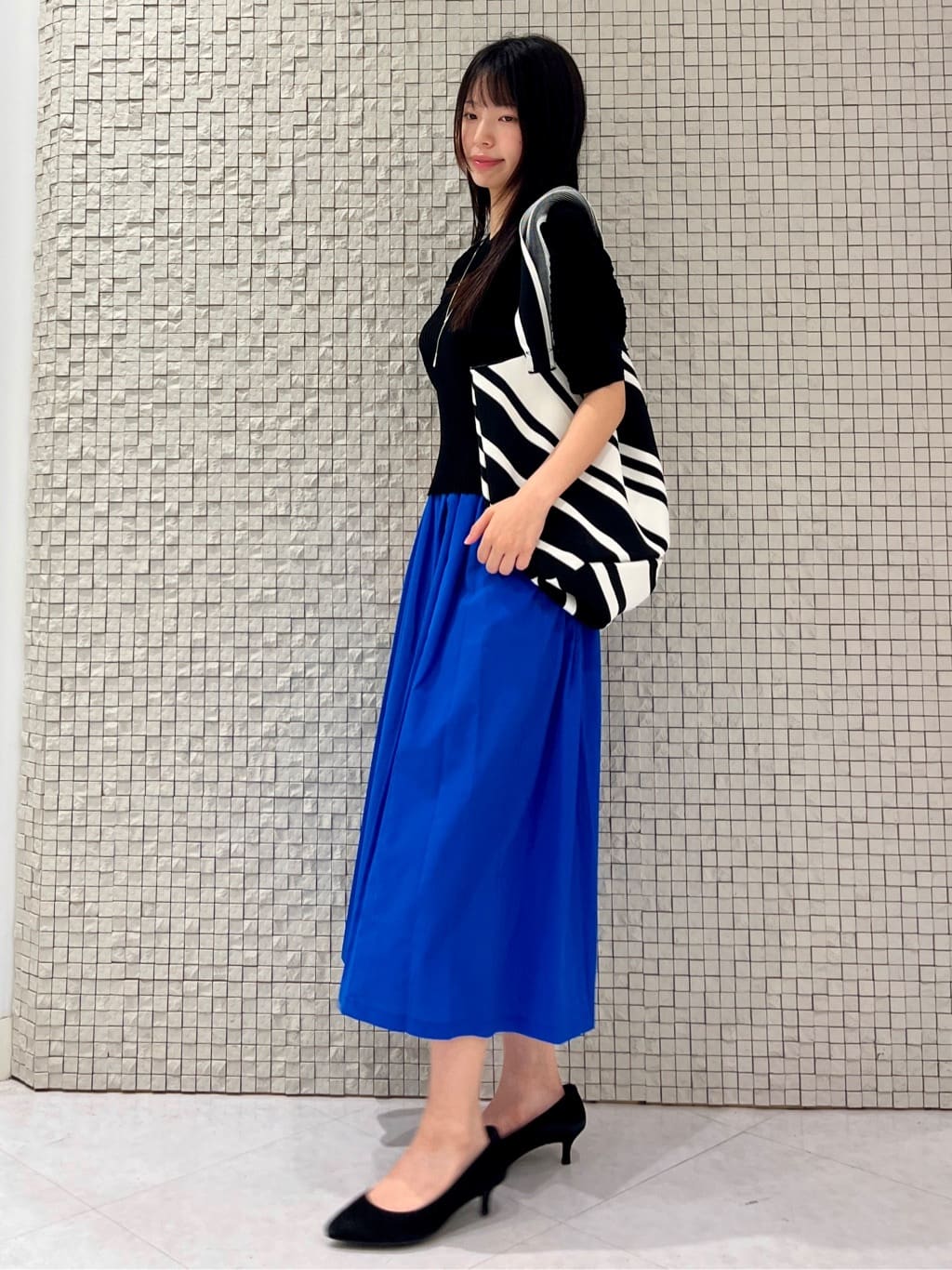 ナツキさんの「INDIVI｜【選べる柄／WEB限定カラー】ビッグニットバッグ」を使ったコーディネート