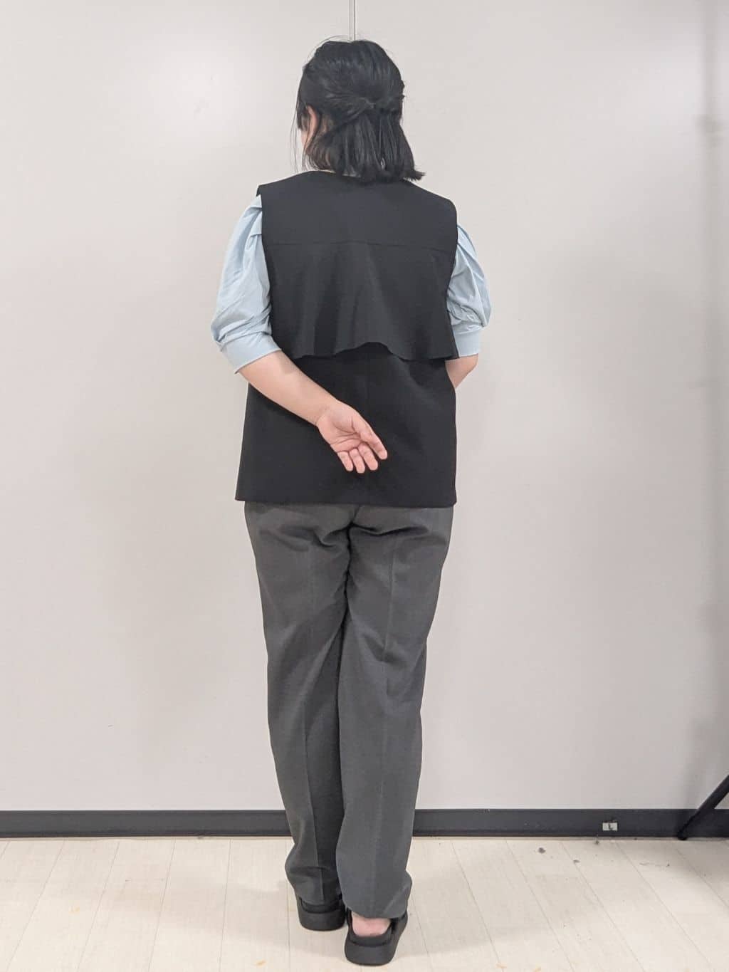 Nonさんの「index｜《5色展開》Vネックタックパフスリーブトップス【洗濯機洗い可／UVケア／接触冷感】」を使ったコーディネート