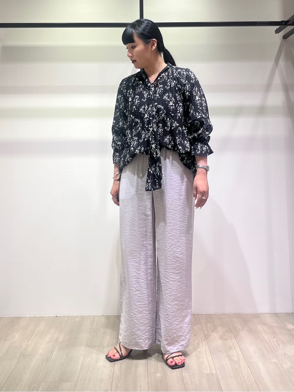 hasuさんの「INDIVI｜【モノトーン小花柄／シャーリング素材】ボリューム袖エアリーブラウス」を使ったコーディネート