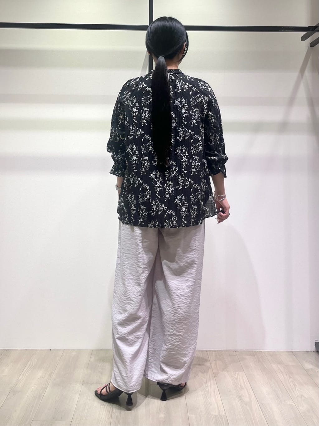 hasuさんの「INDIVI｜【モノトーン小花柄／シャーリング素材】ボリューム袖エアリーブラウス」を使ったコーディネート