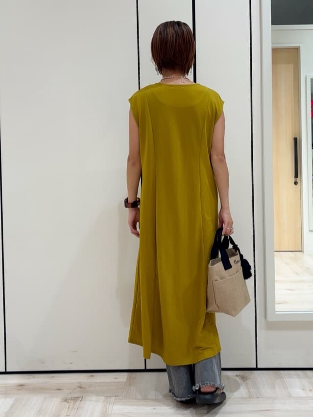 ｓａｔｏｍｉさんの「SHOO･LA･RUE｜【S-LL/ひんやり】切替ラインですっきりと 1枚で着られるロングワンピース」を使ったコーディネート