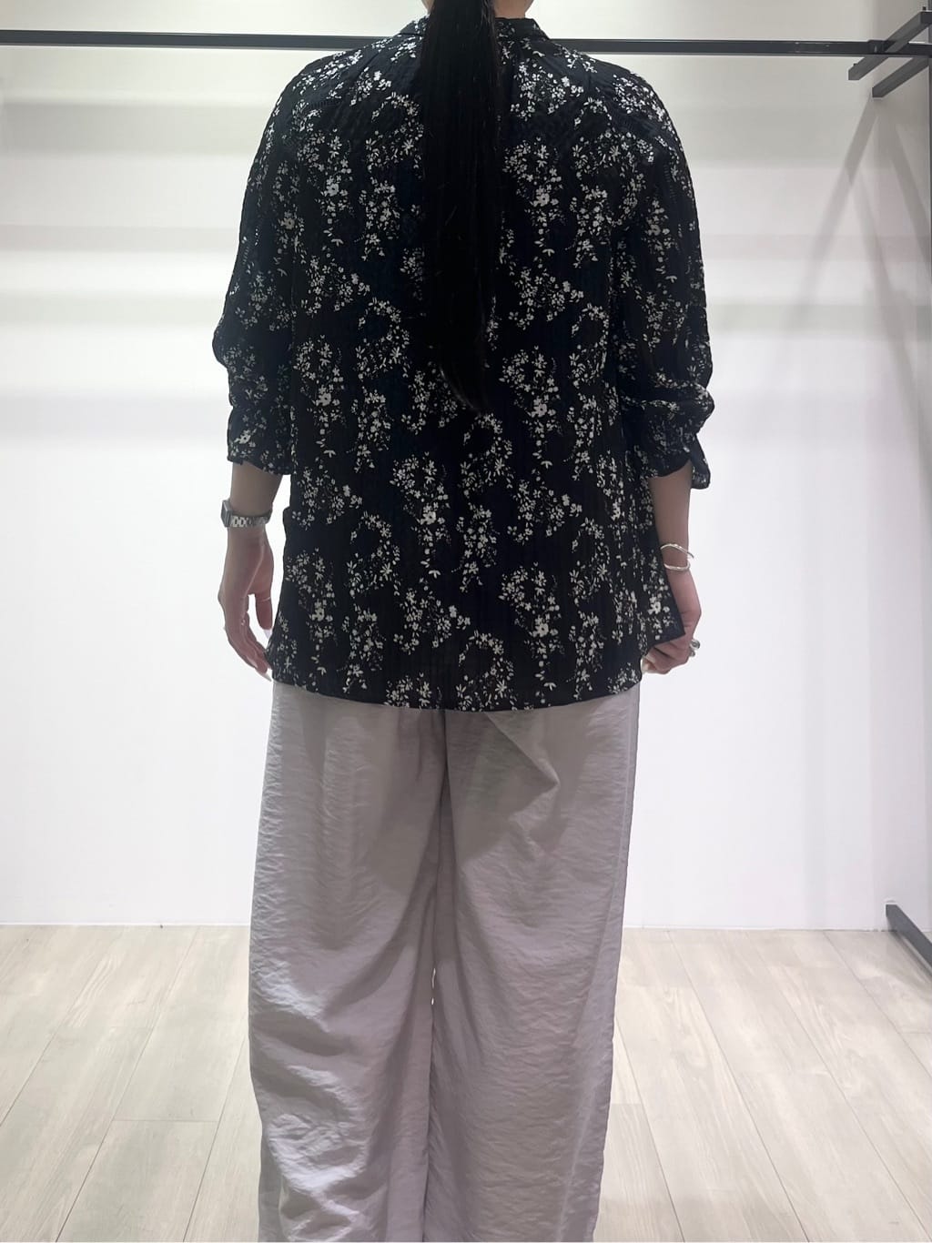 hasuさんの「INDIVI｜【モノトーン小花柄／シャーリング素材】ボリューム袖エアリーブラウス」を使ったコーディネート