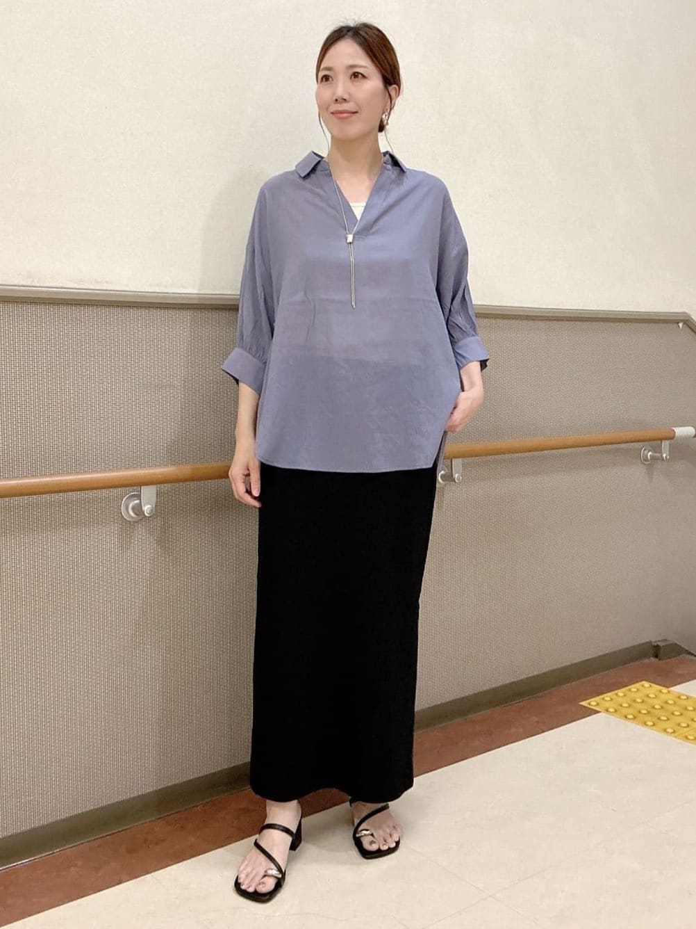 おしらさんさんの「THE SHOP TK｜後ろギャザーシアーシャツ【体型カバー／洗える】」を使ったコーディネート