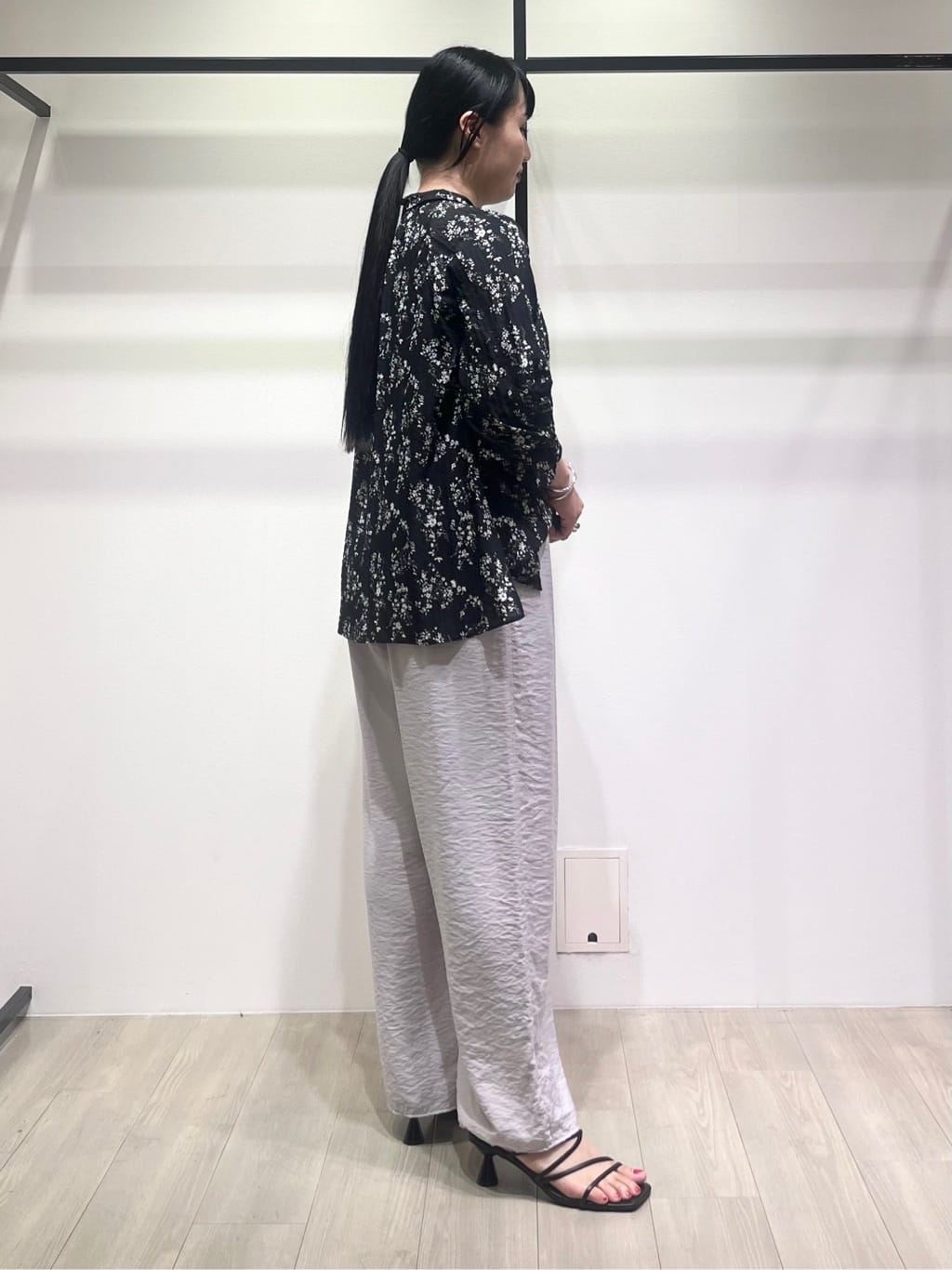 hasuさんの「INDIVI｜【モノトーン小花柄／シャーリング素材】ボリューム袖エアリーブラウス」を使ったコーディネート