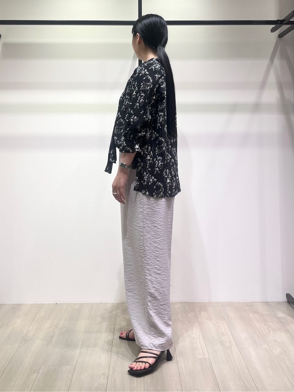hasuさんの「INDIVI｜【モノトーン小花柄／シャーリング素材】ボリューム袖エアリーブラウス」を使ったコーディネート