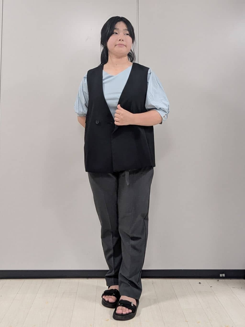Nonさんの「index｜《5色展開》Vネックタックパフスリーブトップス【洗濯機洗い可／UVケア／接触冷感】」を使ったコーディネート