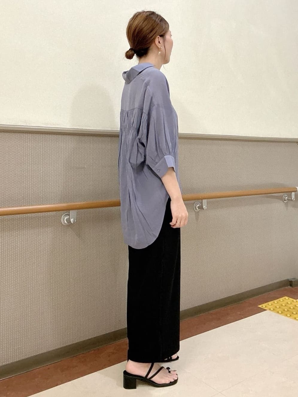 おしらさんさんの「THE SHOP TK｜後ろギャザーシアーシャツ【体型カバー／洗える】」を使ったコーディネート