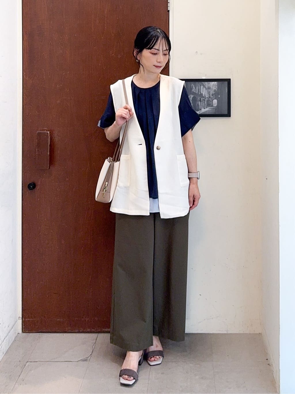 𝐇𝐢𝐫𝐨𝐦𝐢さんの「SHOO･LA･RUE｜【S-LL】夏のレイヤードコーデに さらりと着られるメッシュジレ」を使ったコーディネート