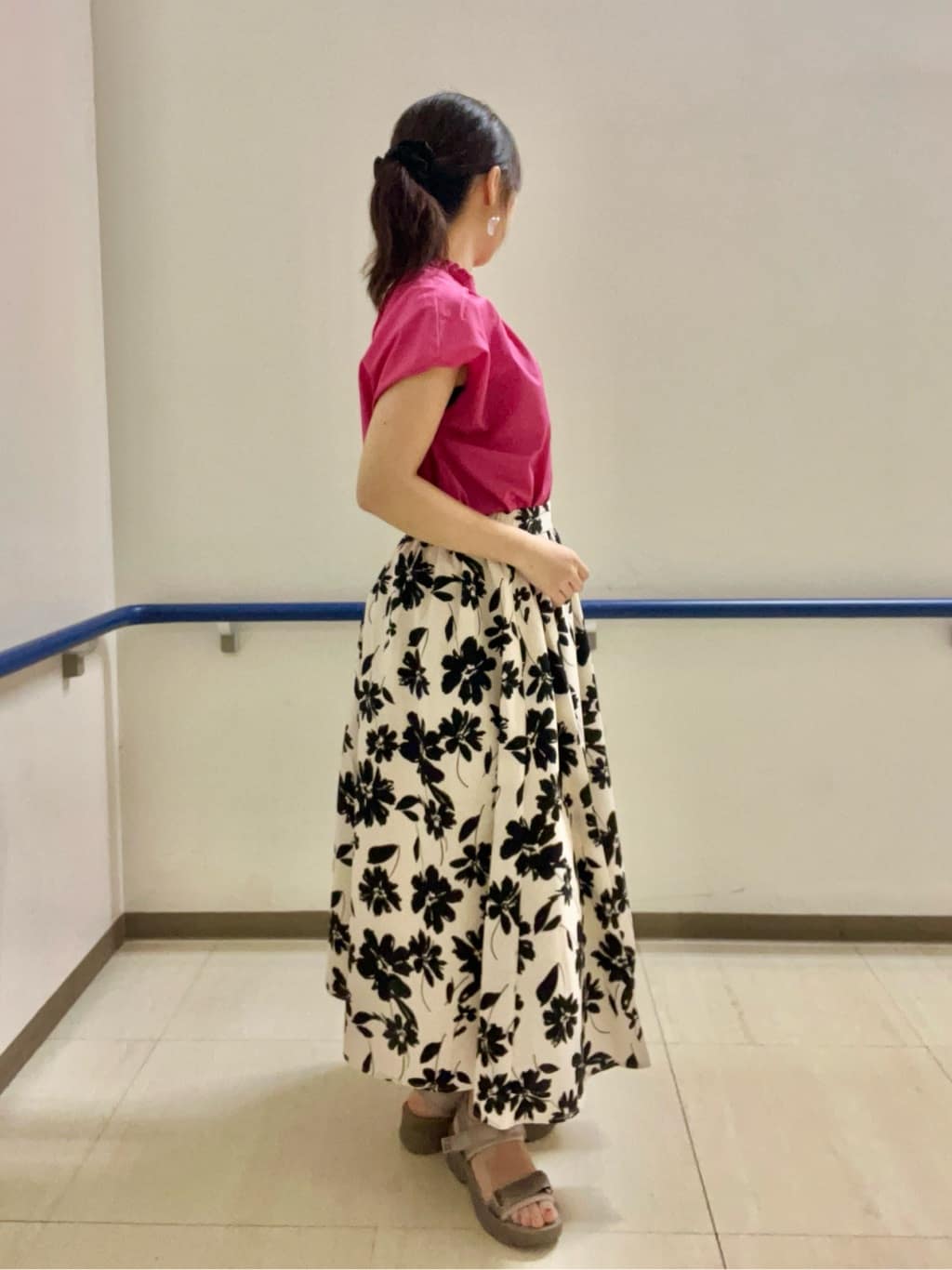 あもさんの「SHOO･LA･RUE｜【洗える/S-LL】プチフリル襟が女性らしい フレンチスリーブシャツ」を使ったコーディネート