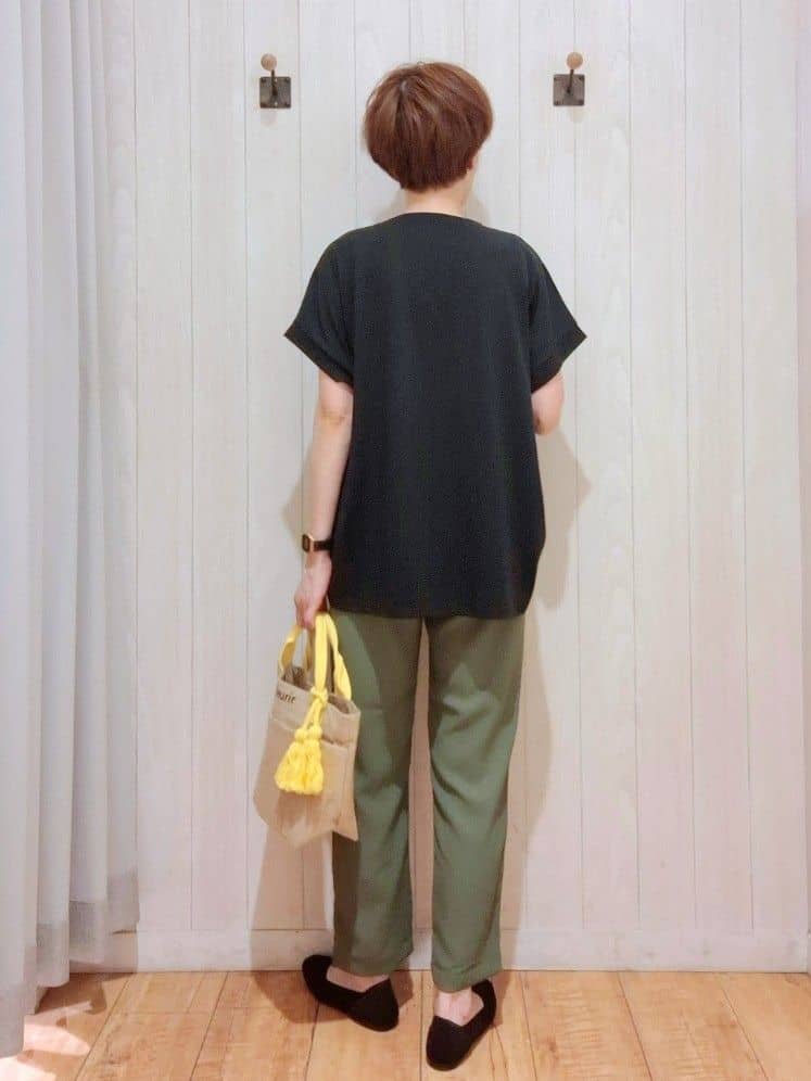 Ribさんの「SHOO･LA･RUE｜【S-LL/汗ジミ軽減/ひんやり/UV】体型カバーに タック入りドルマントップス」を使ったコーディネート