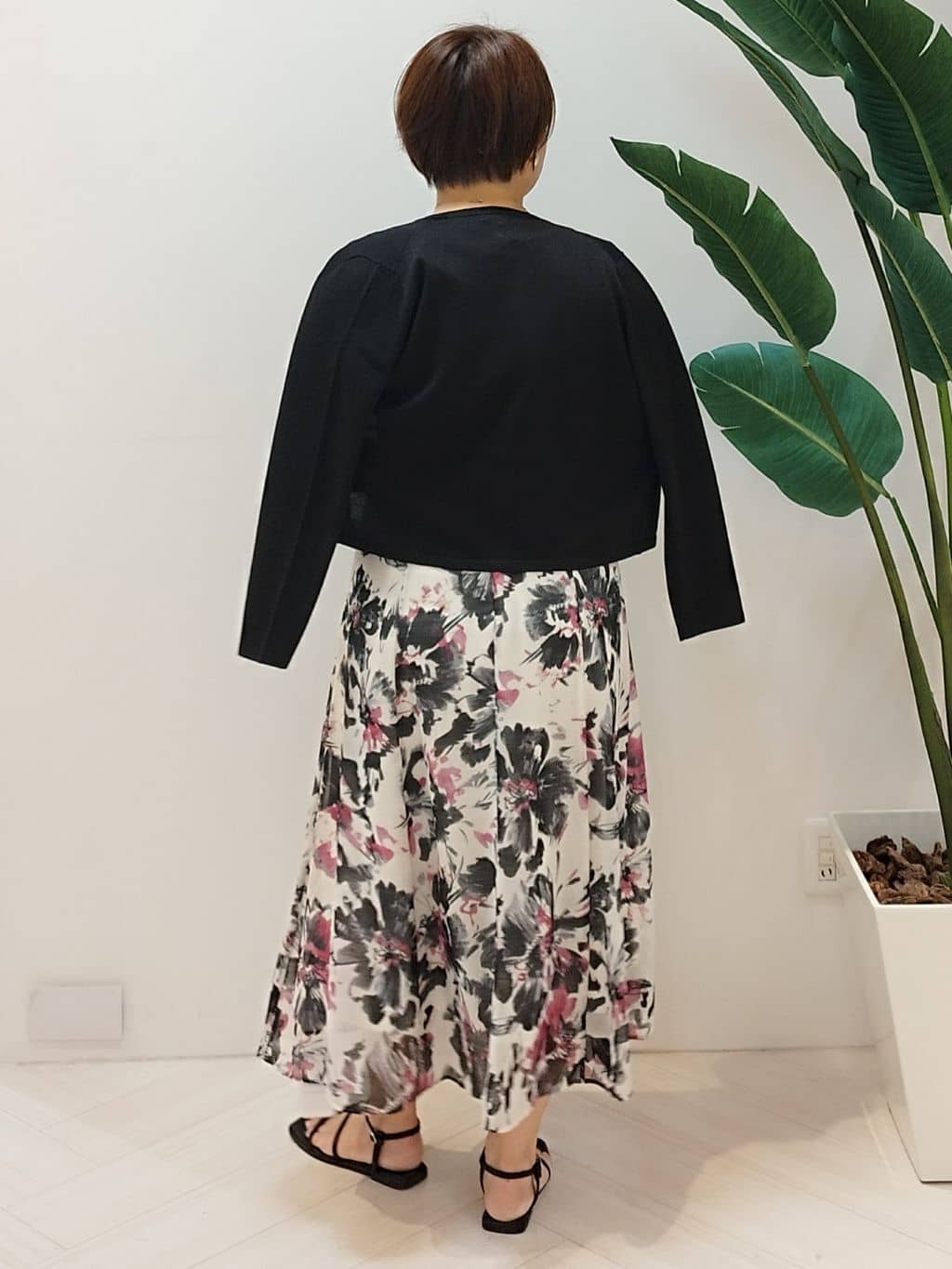 s u g iさんの「UNTITLED｜【手洗い可/軽量】シンプルラメ混カーディガン」を使ったコーディネート