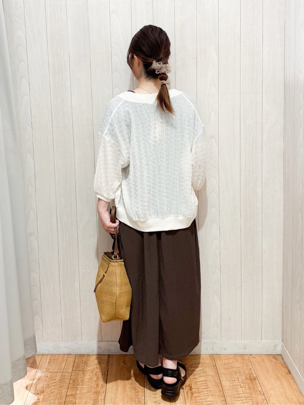 愛さんの「SHOO･LA･RUE｜【前後2WAY】さらりと大人上品に 楊柳フレンチワンピース」を使ったコーディネート